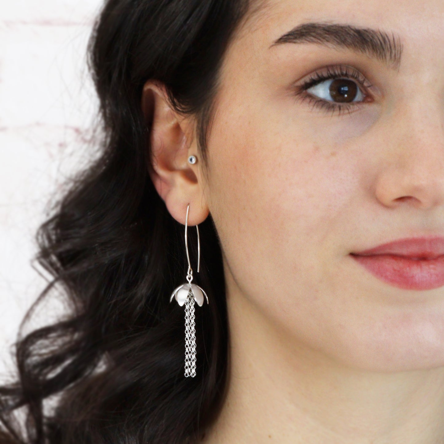 Downward hanging daisy earrings with chain tassels