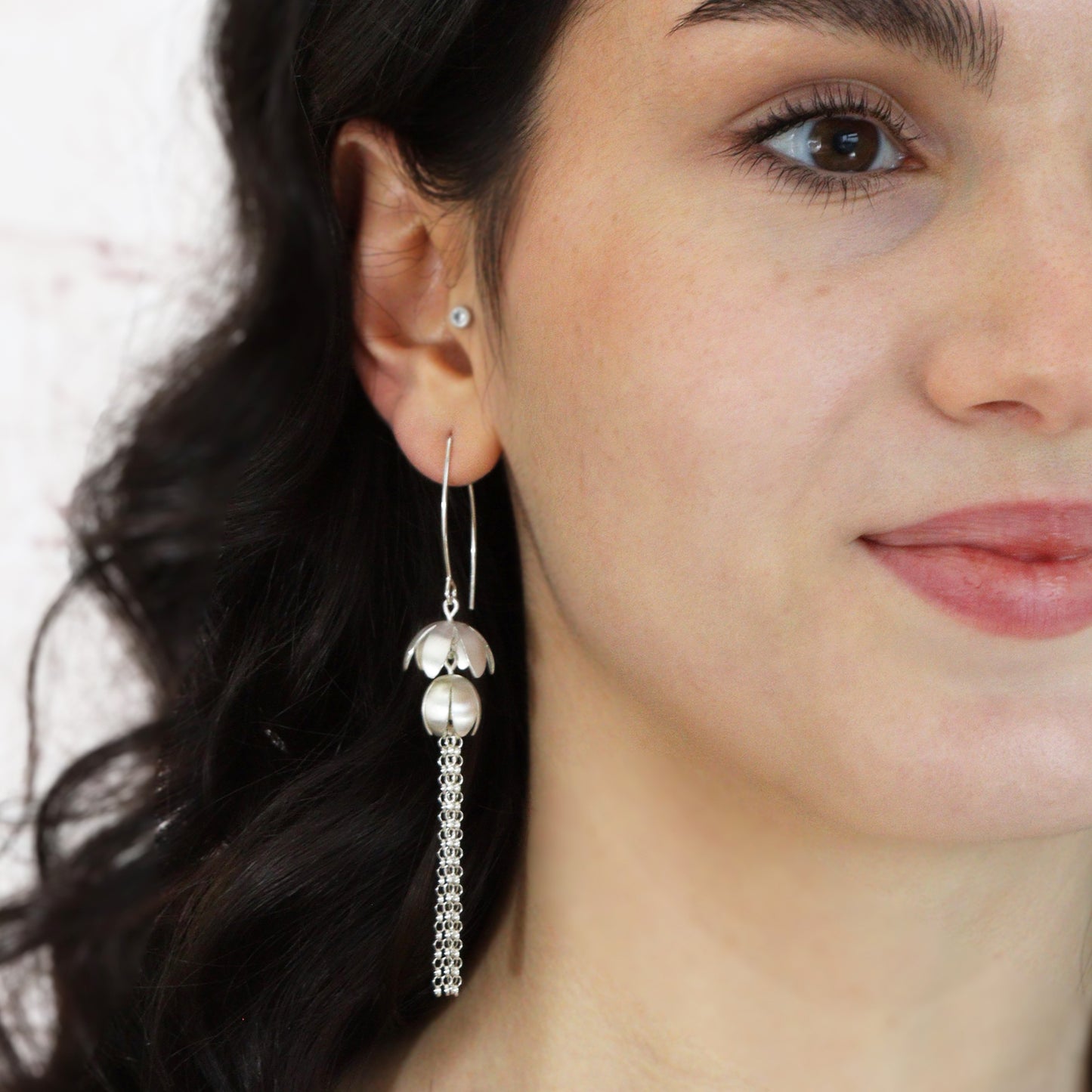 Double downward hanging daisy earrings with chain tassels