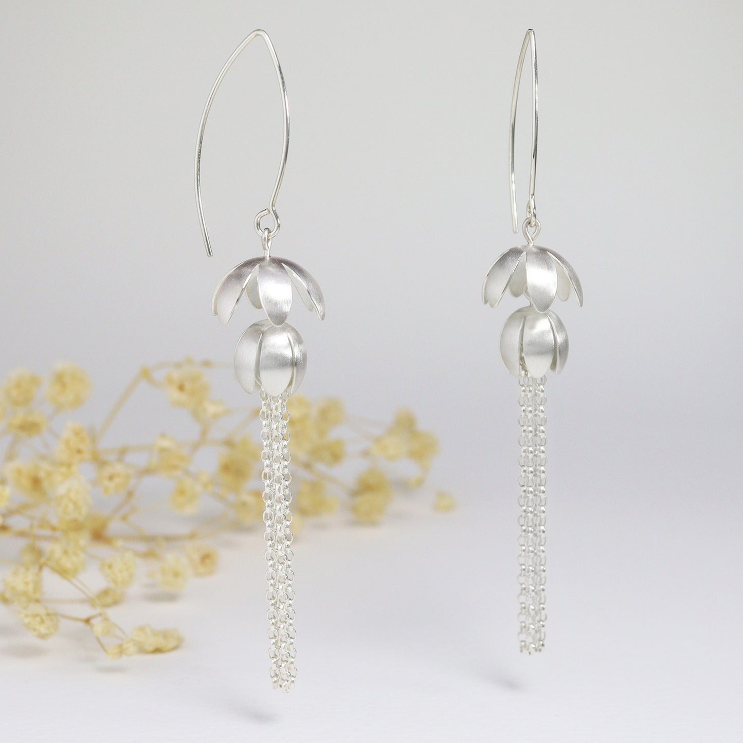 Double downward hanging daisy earrings with chain tassels